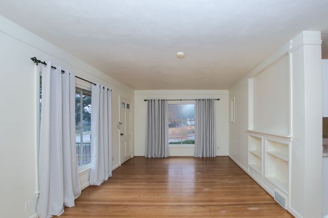 4933 Woodland Avenue, Des Moines, IA 50312