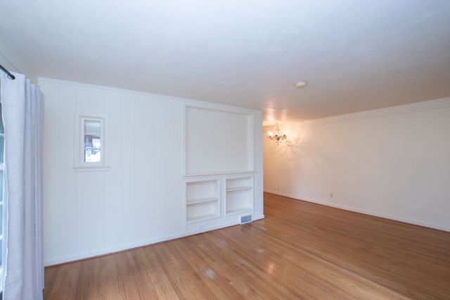 4933 Woodland Avenue, Des Moines, IA 50312