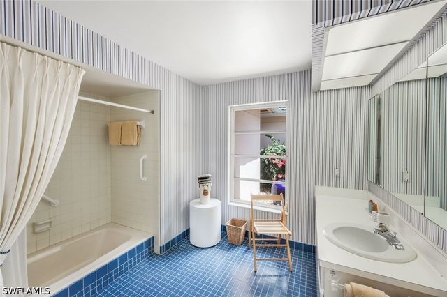 330 BALD EAGLE DR 2, Naples, FL 34105