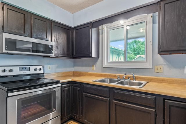 6707 E Pepperwood Ct, Wichita, KS 67226