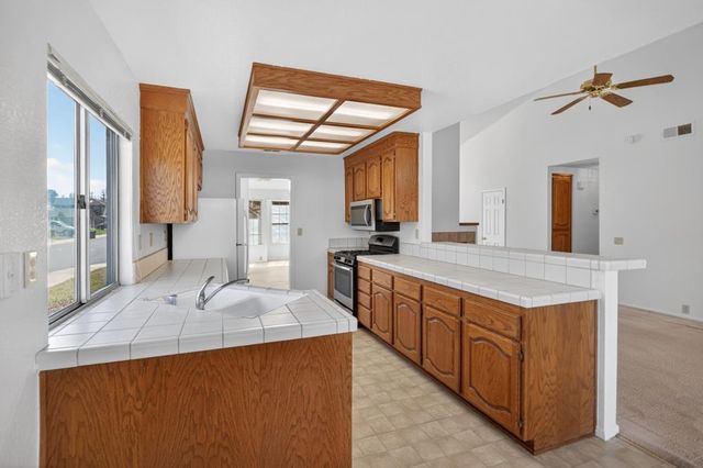 5809 Sheaves Ct, Elk Grove, CA 95758