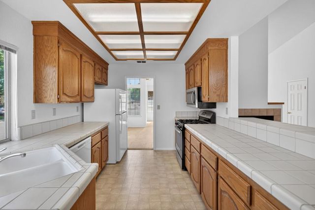5809 Sheaves Ct, Elk Grove, CA 95758