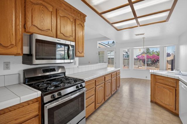5809 Sheaves Ct, Elk Grove, CA 95758