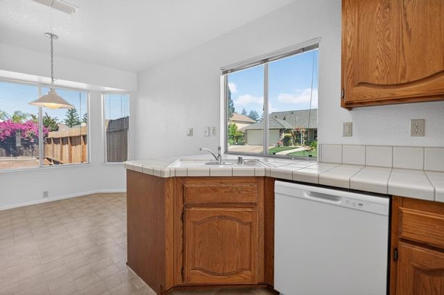 5809 Sheaves Ct, Elk Grove, CA 95758