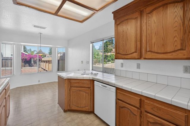 5809 Sheaves Ct, Elk Grove, CA 95758