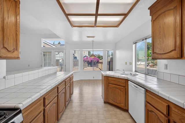 5809 Sheaves Ct, Elk Grove, CA 95758