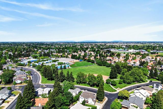 5809 Sheaves Ct, Elk Grove, CA 95758