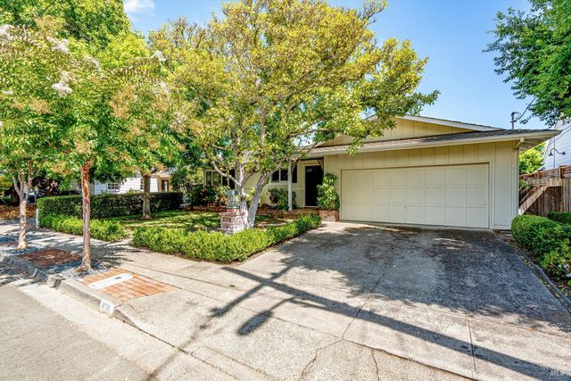 856 4th St E, Sonoma, CA 95476