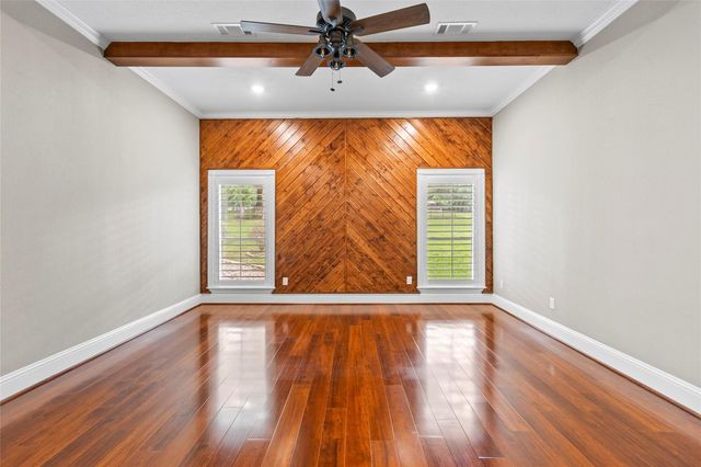 300 Broadmoor Drive, Huntsville, TX 77340