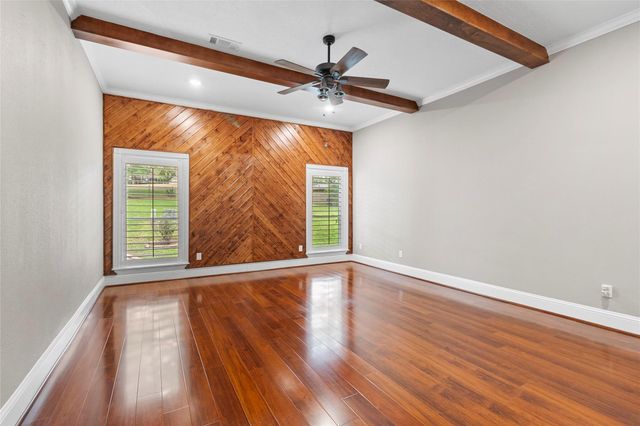 300 Broadmoor Drive, Huntsville, TX 77340