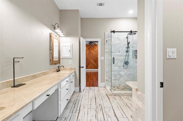 300 Broadmoor Drive, Huntsville, TX 77340