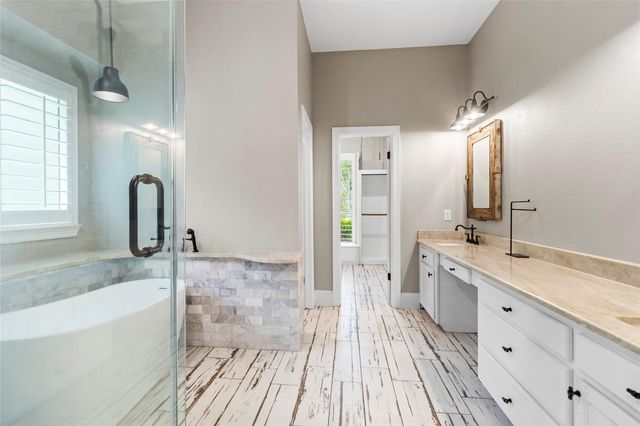 300 Broadmoor Drive, Huntsville, TX 77340