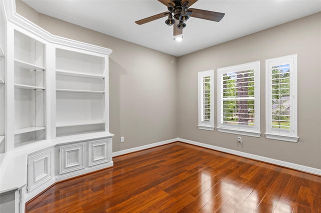 300 Broadmoor Drive, Huntsville, TX 77340