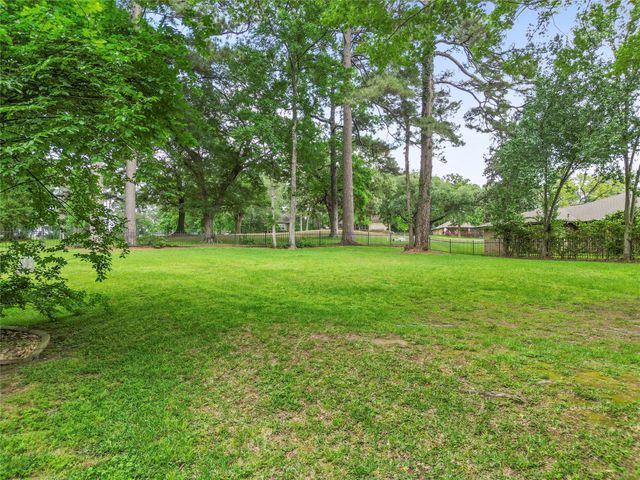 300 Broadmoor Drive, Huntsville, TX 77340
