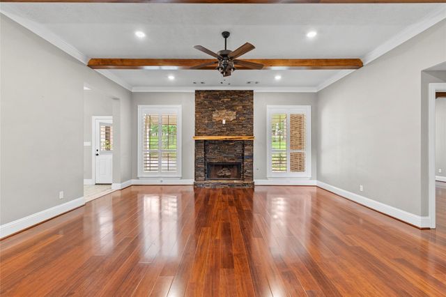 300 Broadmoor Drive, Huntsville, TX 77340