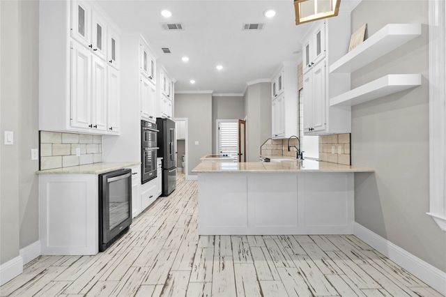 300 Broadmoor Drive, Huntsville, TX 77340