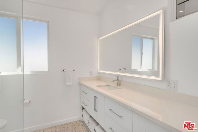 633 Santa Clara Avenue, Venice, CA 90291