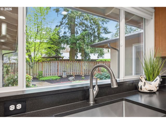 11380 Sw FOOTHILL Dr, Portland, OR 97225