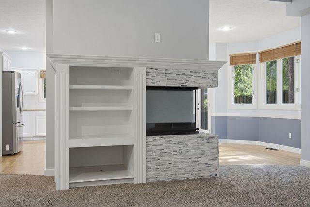 1628 S Charing Road, Springfield, MO 65809