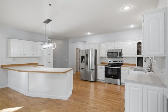1628 S Charing Road, Springfield, MO 65809