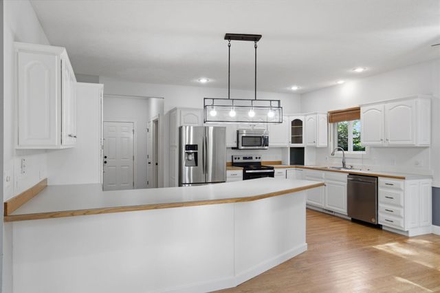 1628 S Charing Road, Springfield, MO 65809