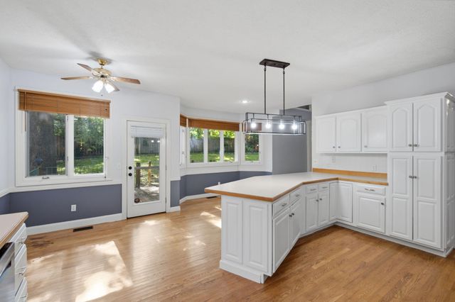 1628 S Charing Road, Springfield, MO 65809