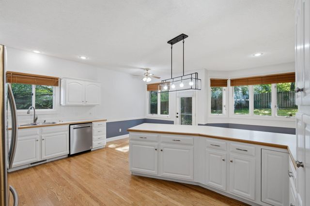 1628 S Charing Road, Springfield, MO 65809