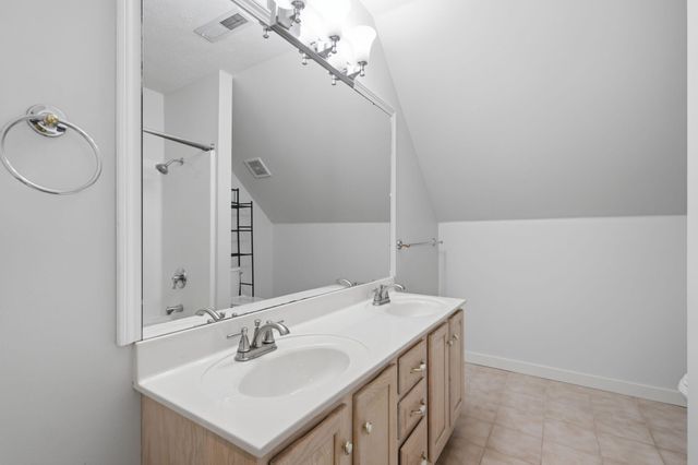 1628 S Charing Road, Springfield, MO 65809