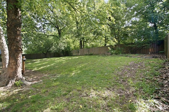 1628 S Charing Road, Springfield, MO 65809