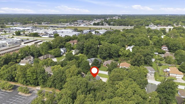 1628 S Charing Road, Springfield, MO 65809