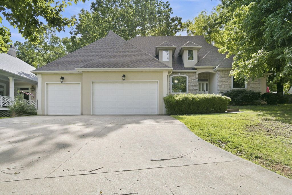 1628 S Charing Road, Springfield, MO 65809