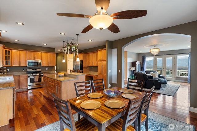 865 Burlington Heights Drive, Burlington, WA 98233