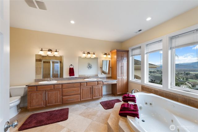 865 Burlington Heights Drive, Burlington, WA 98233