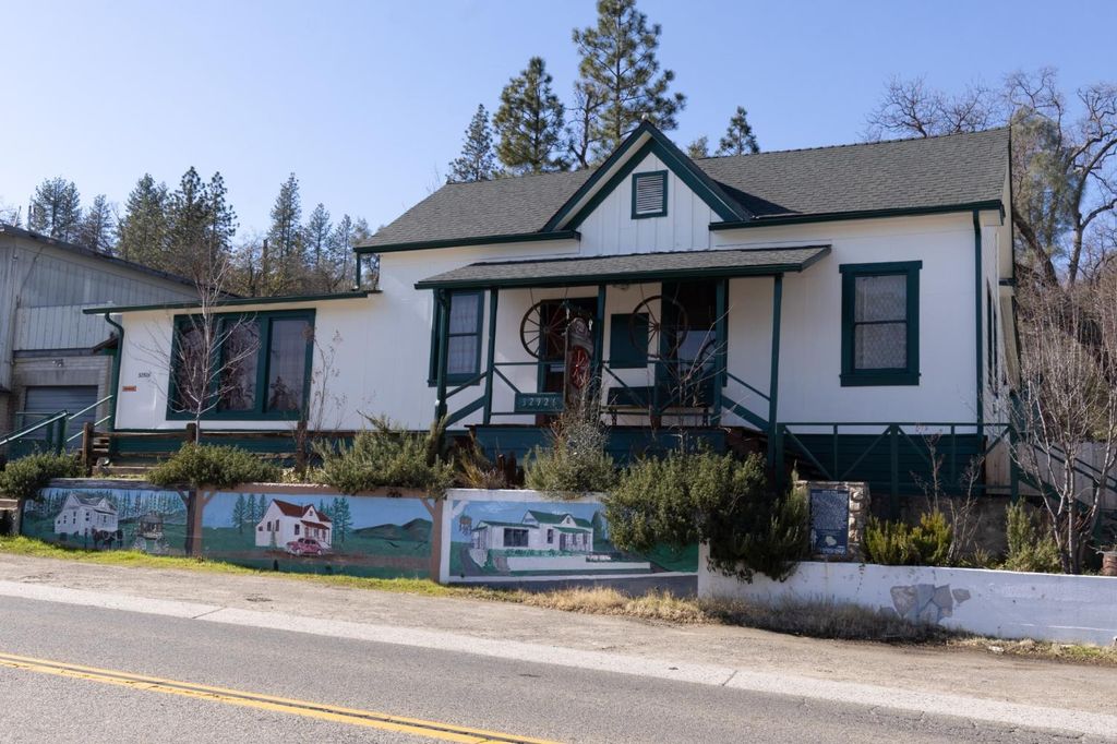 Image 3 of property listing at 32926 Road 222, North Fork, CA 93643
