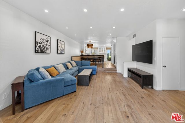 8611 Burton Way 4, Los Angeles, CA 90048