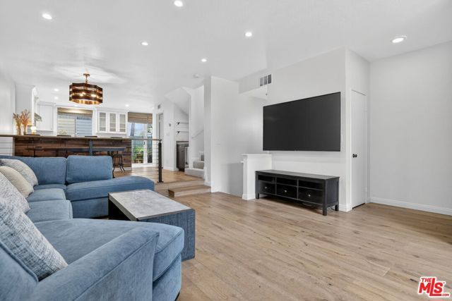 8611 Burton Way 4, Los Angeles, CA 90048