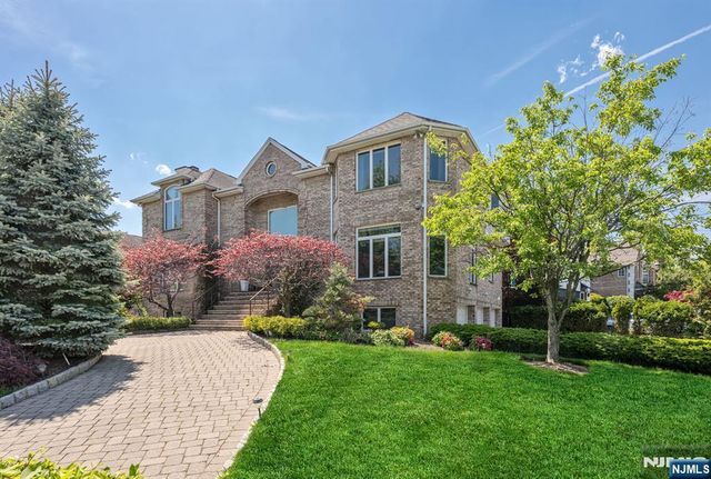 1115 Arcadian Way, Fort Lee, NJ 07024