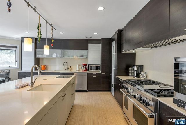 1115 Arcadian Way, Fort Lee, NJ 07024