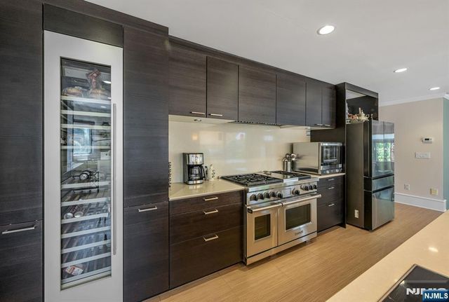 1115 Arcadian Way, Fort Lee, NJ 07024