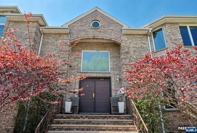 1115 Arcadian Way, Fort Lee, NJ 07024