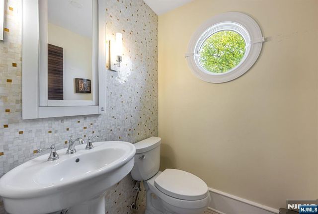 1115 Arcadian Way, Fort Lee, NJ 07024