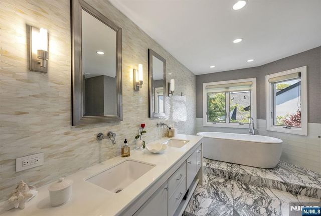 1115 Arcadian Way, Fort Lee, NJ 07024