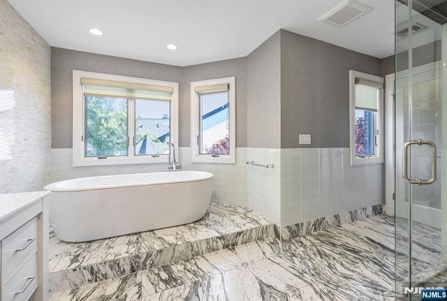 1115 Arcadian Way, Fort Lee, NJ 07024