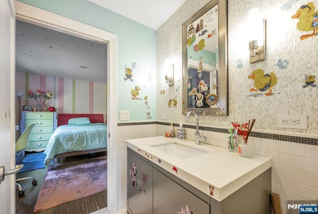 1115 Arcadian Way, Fort Lee, NJ 07024