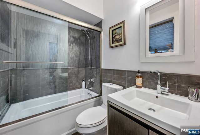 1115 Arcadian Way, Fort Lee, NJ 07024