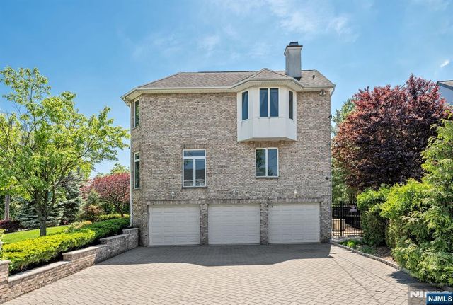 1115 Arcadian Way, Fort Lee, NJ 07024