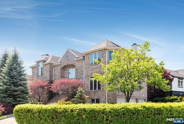 1115 Arcadian Way, Fort Lee, NJ 07024