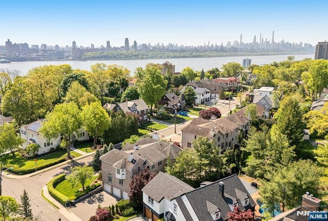 1115 Arcadian Way, Fort Lee, NJ 07024