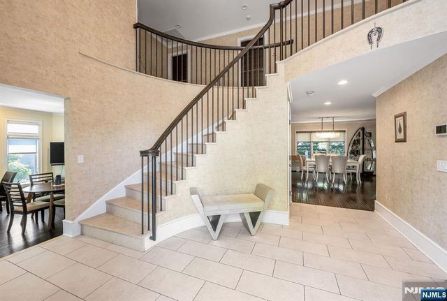 1115 Arcadian Way, Fort Lee, NJ 07024