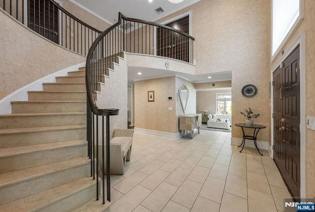 1115 Arcadian Way, Fort Lee, NJ 07024
